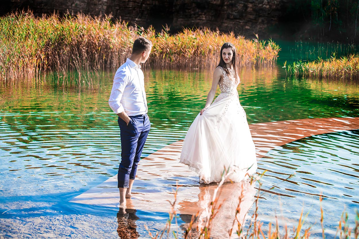 Para młoda uchwycona przez fotografa ślubnego z Gorlic