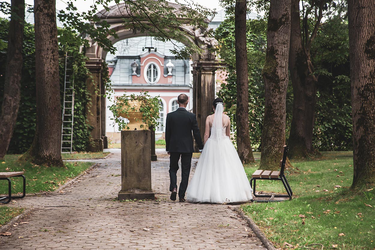 Sesja ślubna w parku w wykonaniu fotografa ślubnego z okolic Gorlic