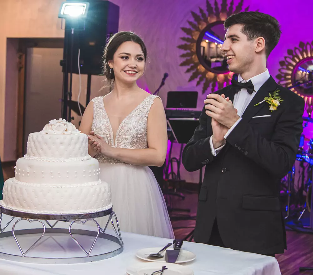 Zdjęcie podczas krojenia tortu weselnego